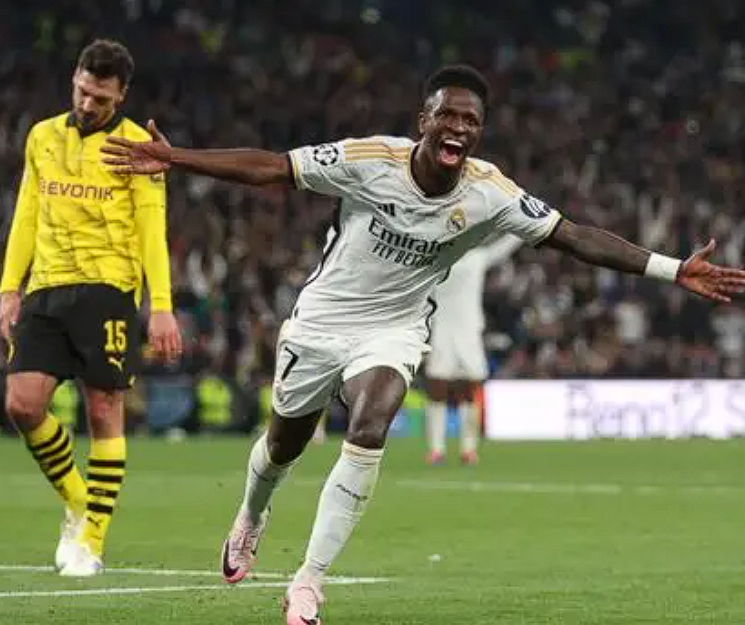 麦克马纳曼评维尼修斯失点：巧射失利风险大，应审时度势